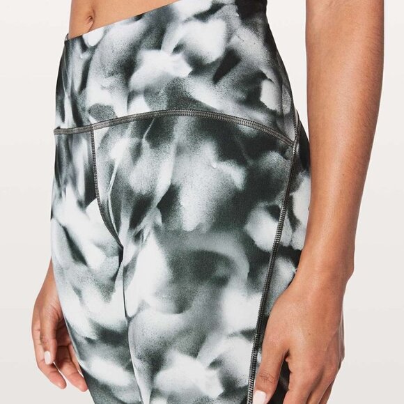 * NWT Lululemon Train Times 7/8 Pant in Blush Blossom Alpine White Black Size 4 - Picture 7 of 8